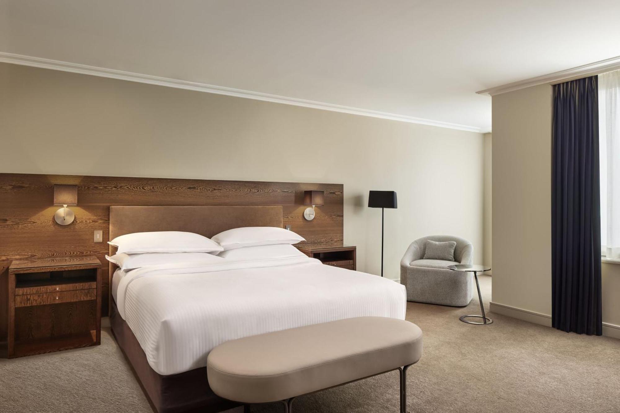 Sheraton Grand Sydney Hyde Park Zewnętrze zdjęcie A bedroom at the hotel