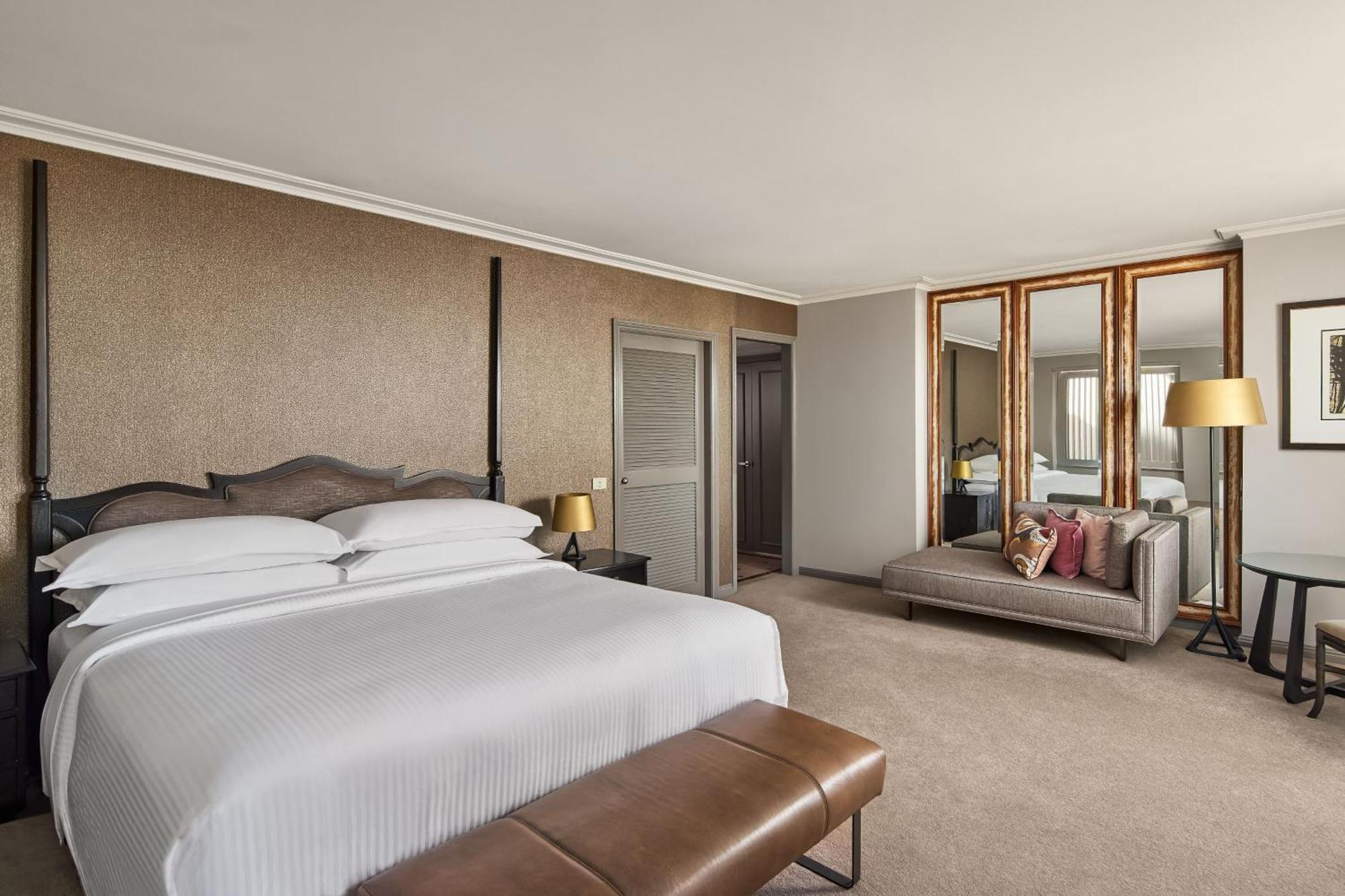 Sheraton Grand Sydney Hyde Park Zewnętrze zdjęcie A bedroom at the hotel
