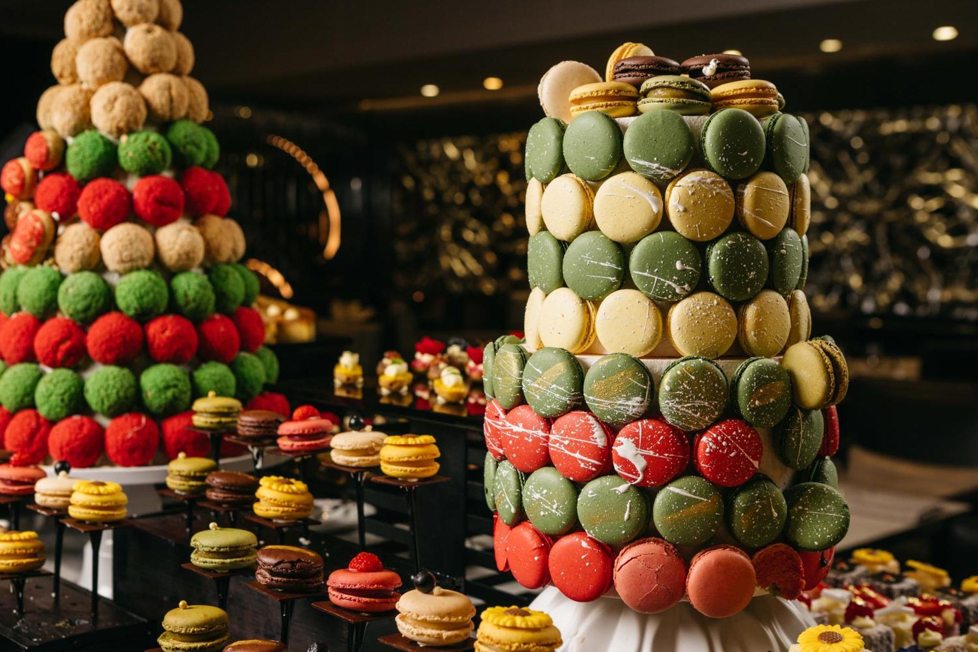 Sheraton Grand Sydney Hyde Park Zewnętrze zdjęcie A display of various desserts